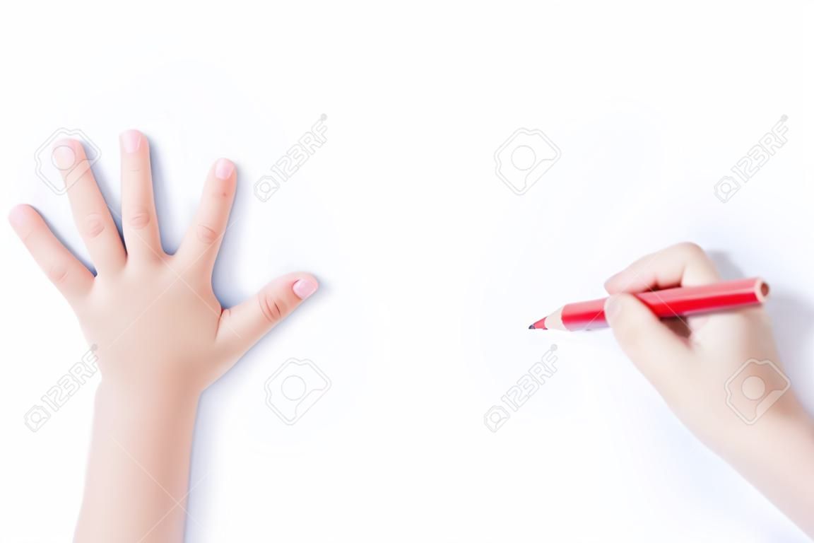 Маленькая девочка руки рисунок с красным карандашом в белом фоне