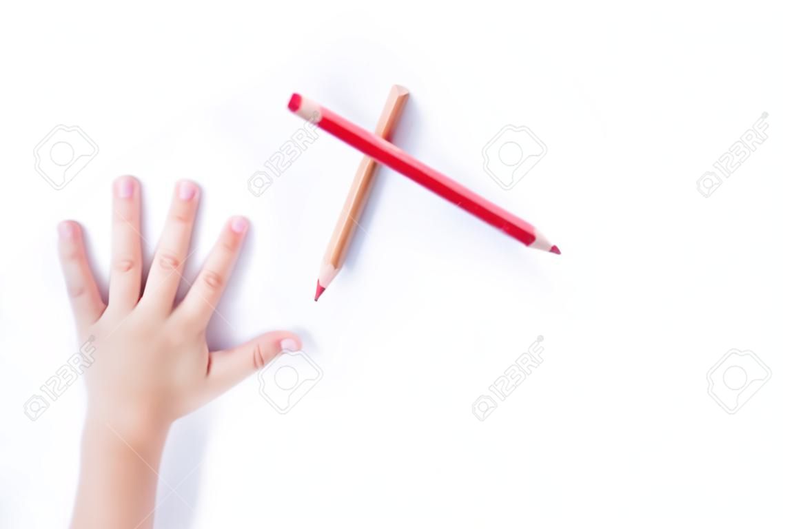 Маленькая девочка руки рисунок с красным карандашом в белом фоне