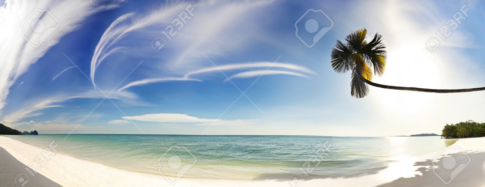 Panorama cosido de playa tropical exótica bajo el cielo azul. Tailandia