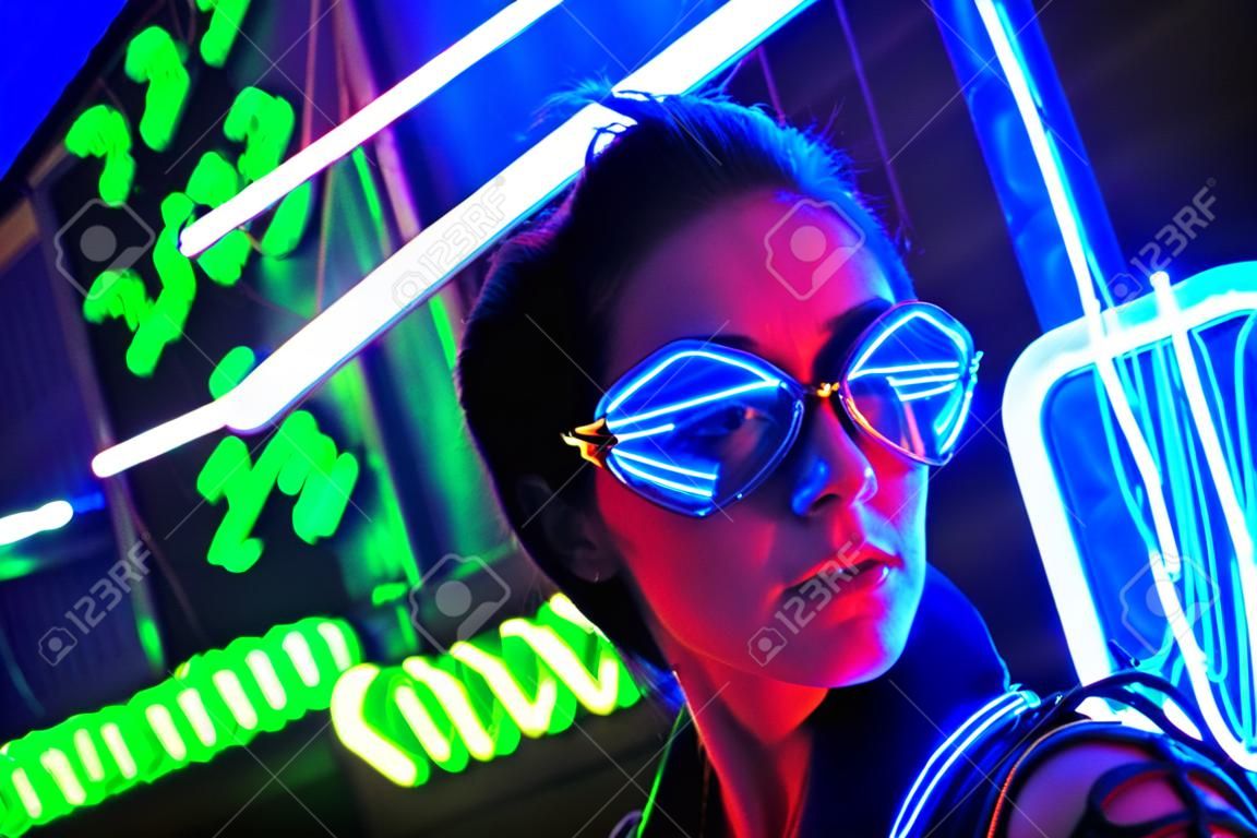 Filmisch nachtportret van meisje en neon lichten in nachtclub