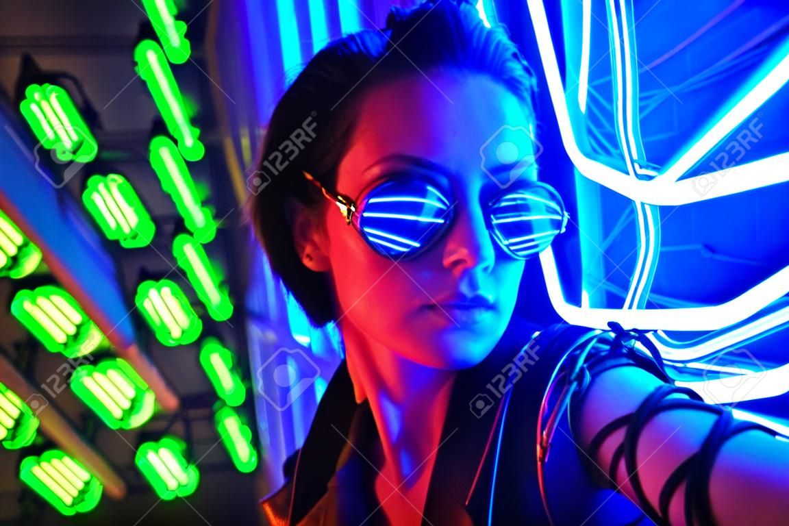 Filmisch nachtportret van meisje en neon lichten in nachtclub