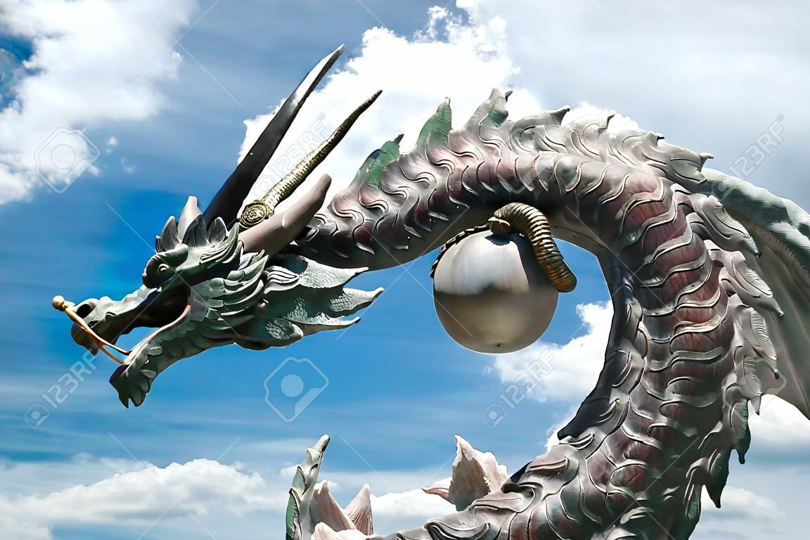 Statue du dragon avec le champ ciel bleu.
