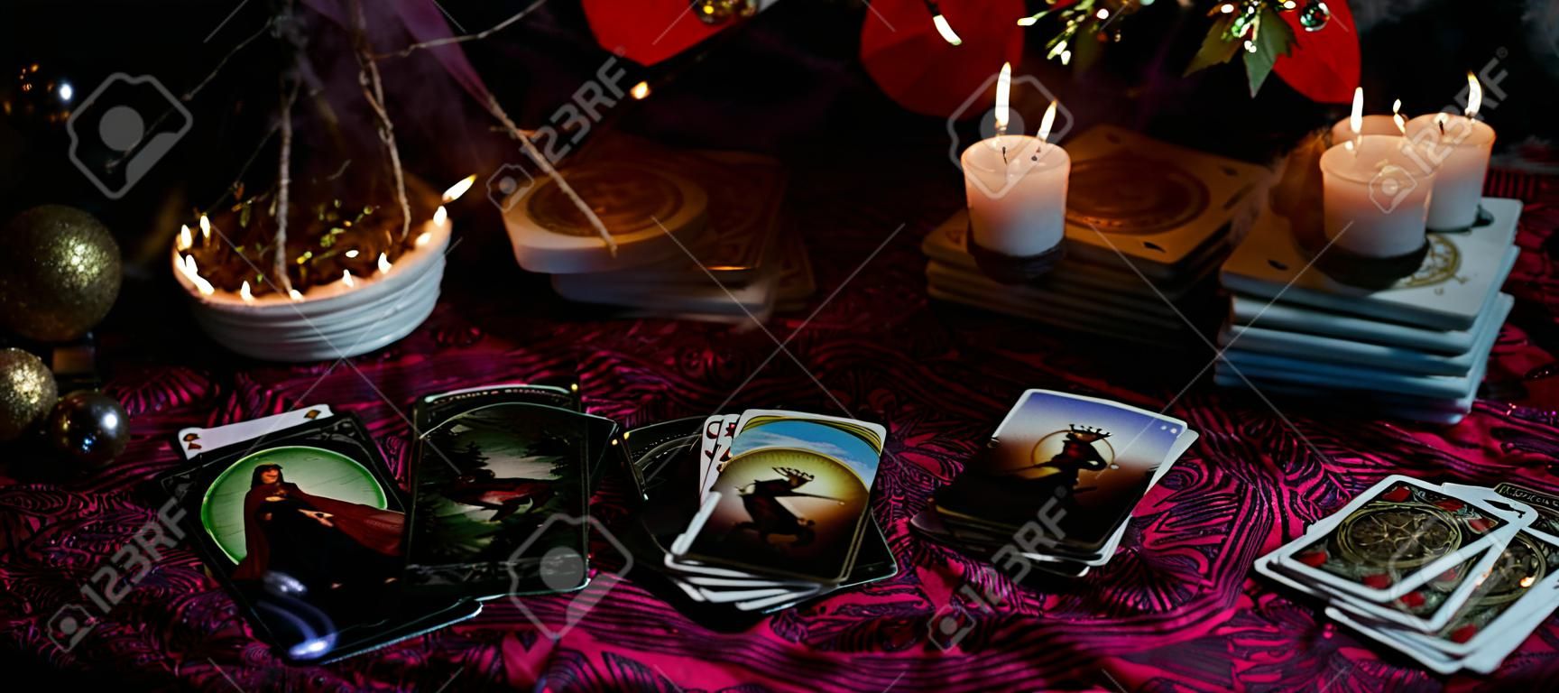 Previsione invernale e rituali magici, carte dei tarocchi. concetto magico