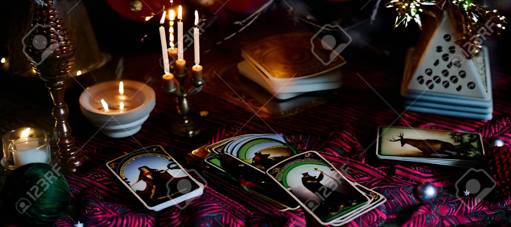 Previsione invernale e rituali magici, carte dei tarocchi. concetto magico