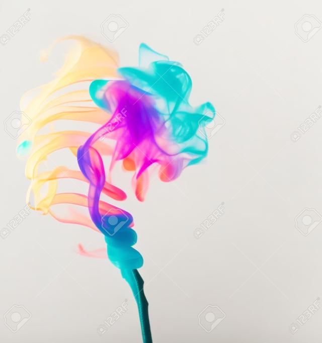 Multi abstracta de color humo soplo en forma de flor aislado en blanco