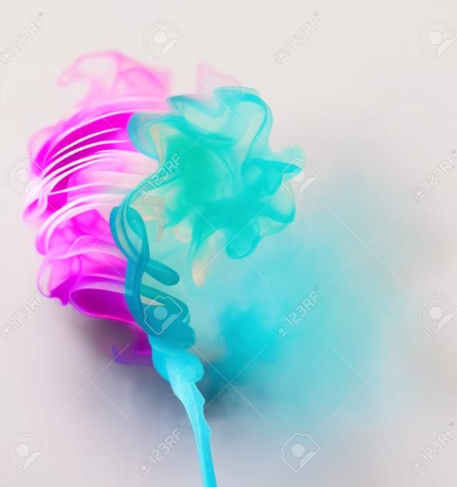Multi abstracta de color humo soplo en forma de flor aislado en blanco