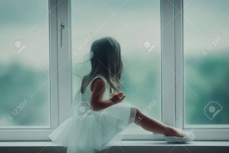 Träumerisches Mädchen am Fenster