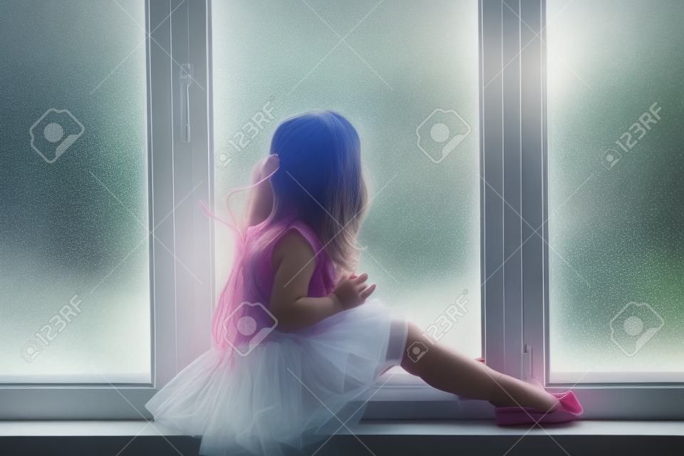 Träumerisches Mädchen am Fenster