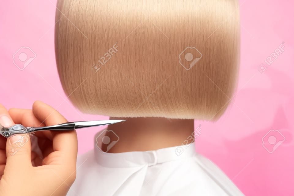 Zbliżenie rąk profesjonalnej stylistki fryzur robi krótkie włosy nożyczkami, koncepcyjny salon kosmetyczny, fryzjerka