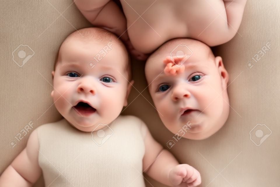 Adorable Zwillinge Babys Jungen Draufsicht von Kindern