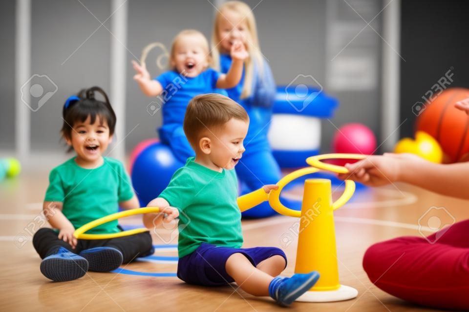 Grupa dzieci w wieku przedszkolnym uprawiająca sport w siłowni