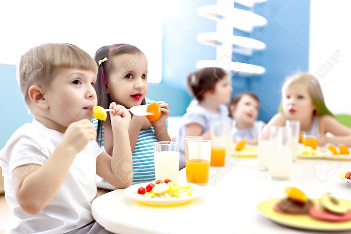 어린이들은 어린이집에서 점심을 먹습니다. 유치원에서 건강한 음식을 먹는 아이들