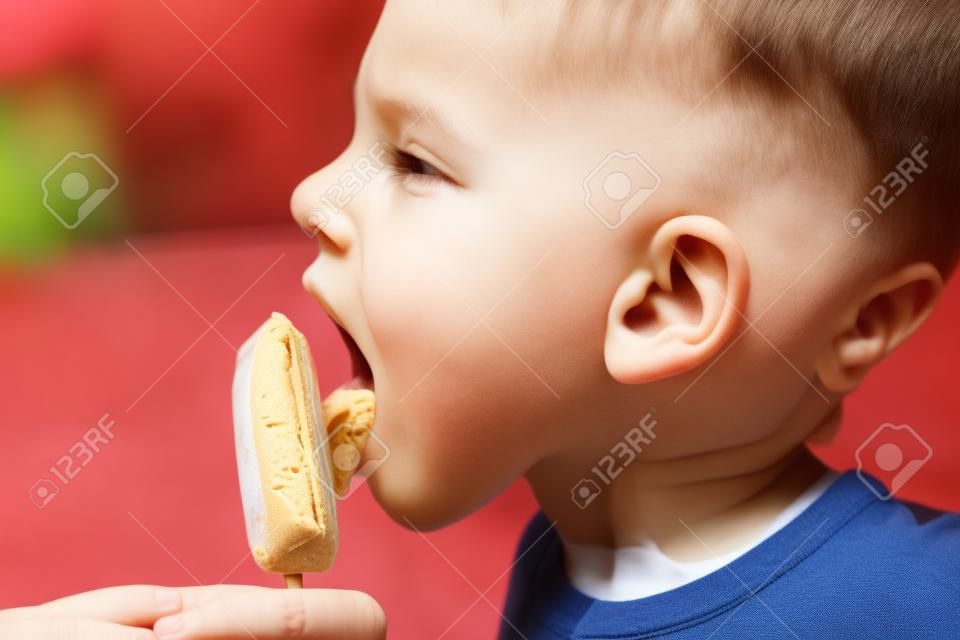 Menino comendo sorvete