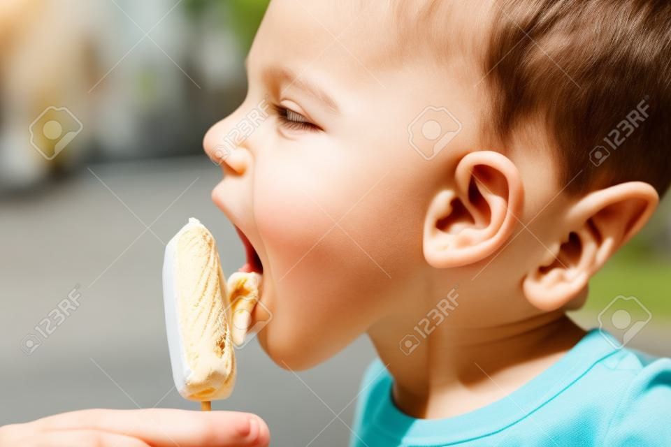 Menino comendo sorvete