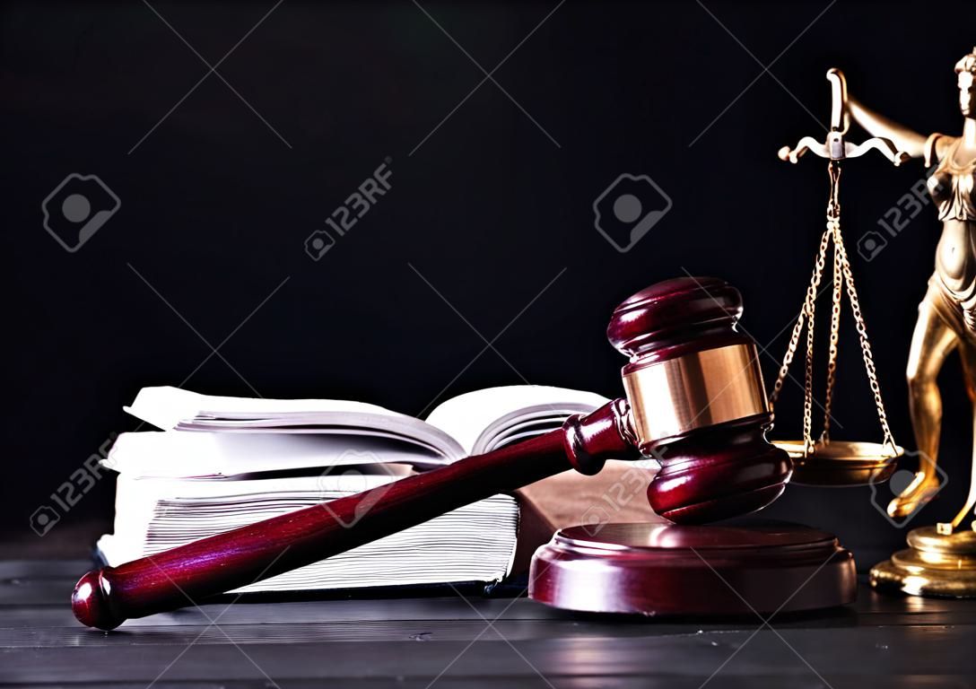 Maillet, code juridique et statue de justice. Concept de droit, prises de vue en studio