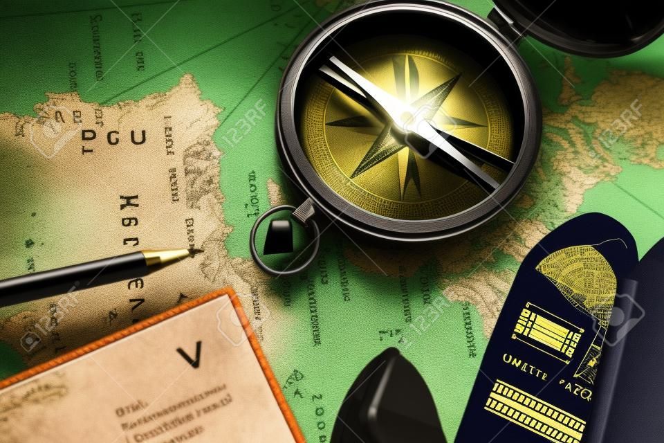 kompas portemonnee en paspoort op de oude kaart