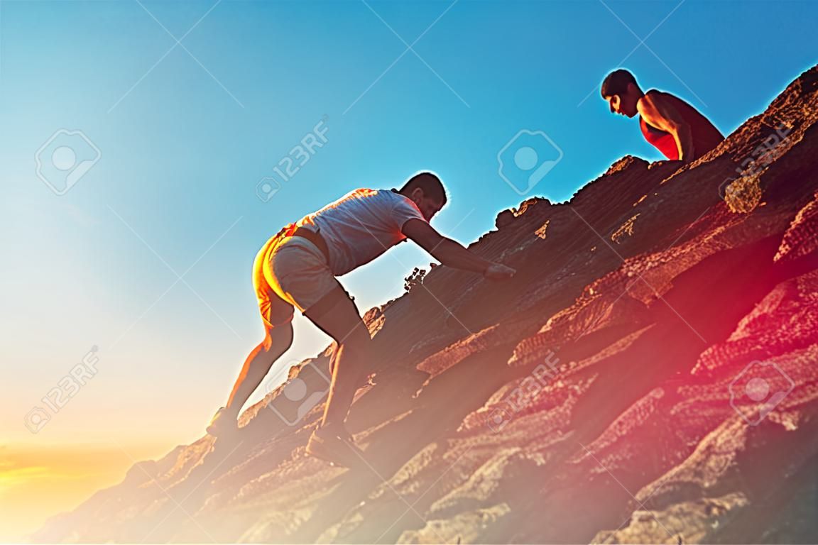 Hombre escalada en roca con otro concepto de ayuda del hombre