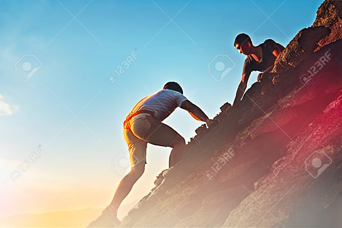남자 암벽 등반, 다른 사람, 남자 돕는 개념