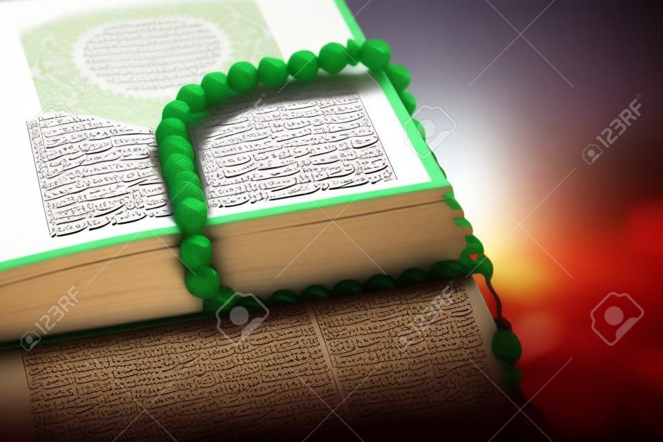 Islamischer Heiliger Koran auf Feldhintergrund