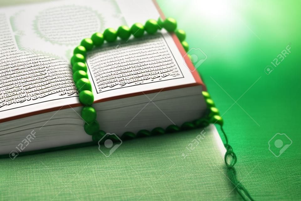 Islamischer Heiliger Koran auf Feldhintergrund