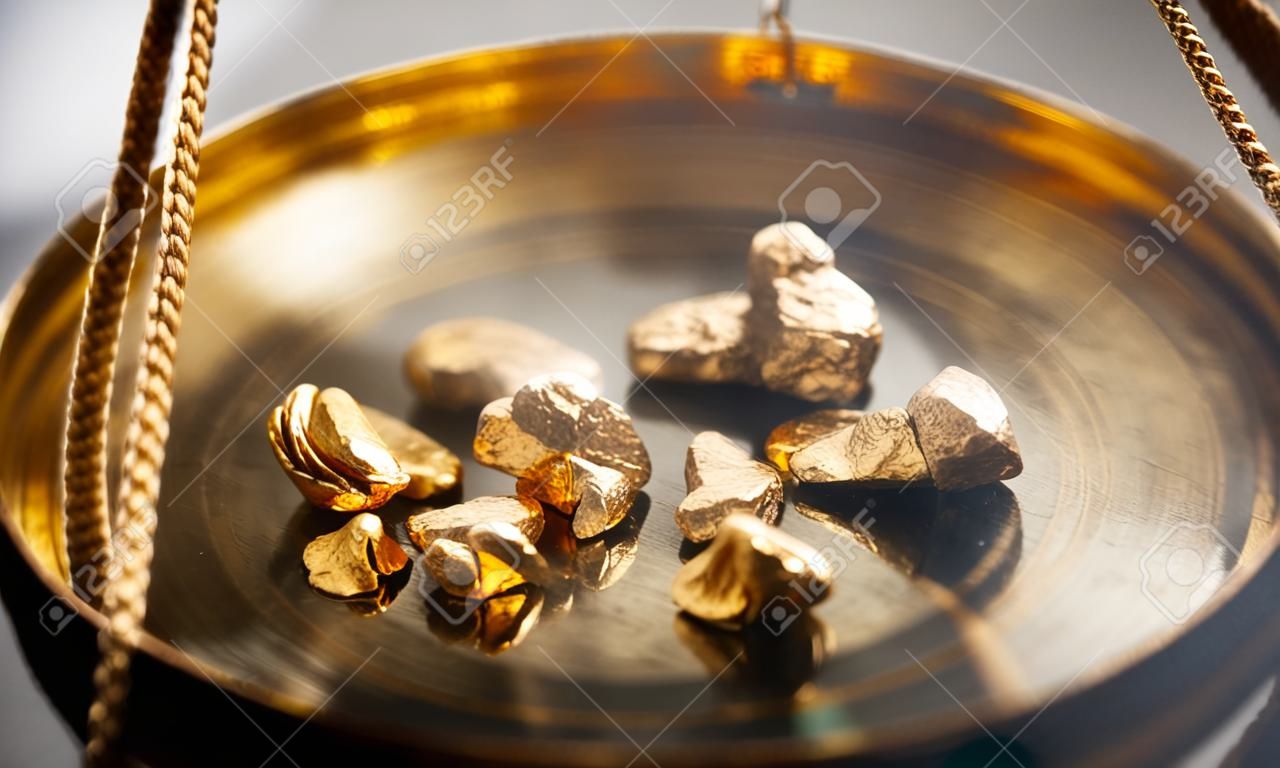 Pequeñas pepitas de oro en una medida antigua