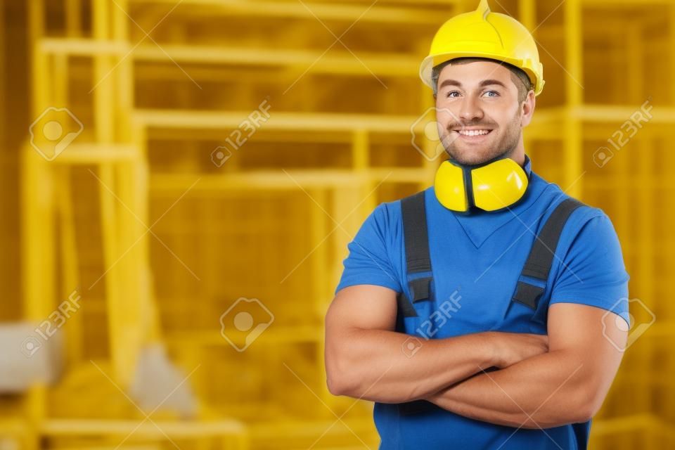 Construtor com capacete amarelo