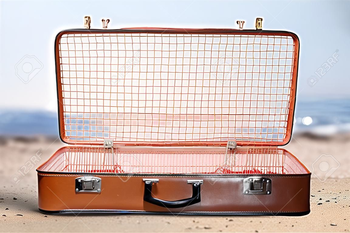 Leerer Vintage-Koffer offen isoliert auf grün