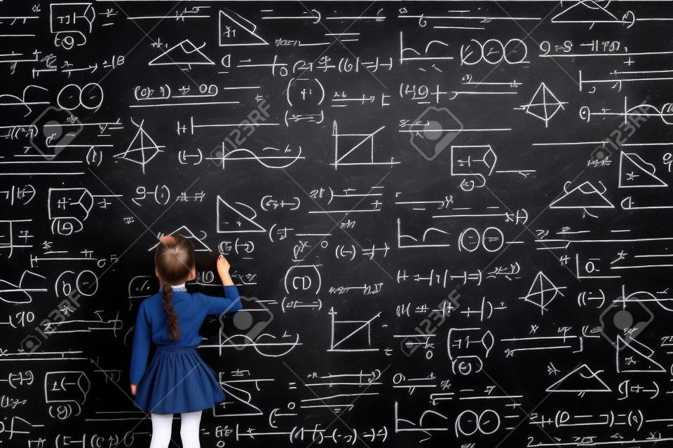 L'écolière écrit sur le tableau des formules et des équations mathématiques