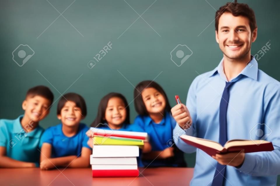 Jonge mannelijke leraar en schoolkind