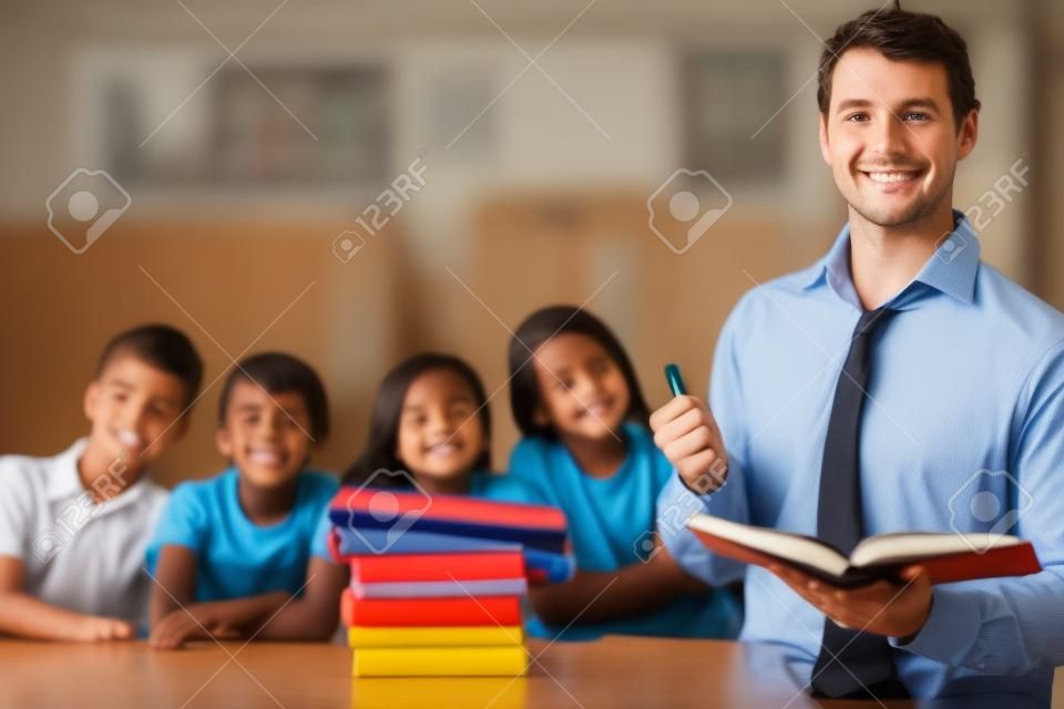 Junger männlicher Lehrer und Schulkind