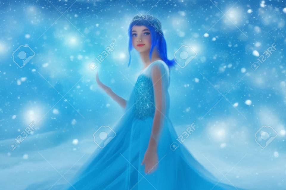 Principessa della neve della ragazza. Ragazza di fantasia misteriosa in vestito blu lussureggiante. Sfondo di arte inverno congelato e neve.
