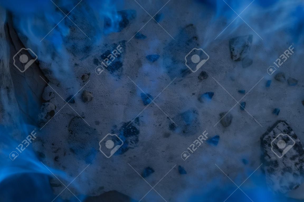 blauer mystischer nebel bedeckt grauen steinoberflächenhintergrund für das designkonzept des geheimnisses