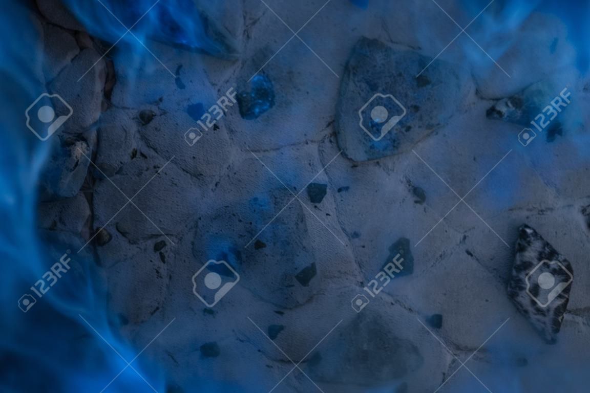 blauer mystischer nebel bedeckt grauen steinoberflächenhintergrund für das designkonzept des geheimnisses
