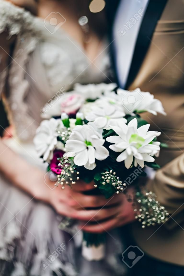 Wspaniały luksusowy bukiet ślubny z różnych kwiatów