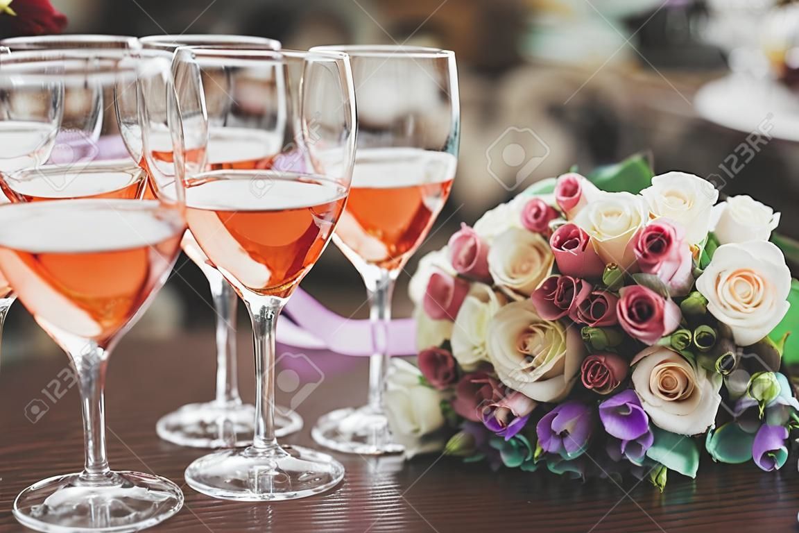 Luxusgläser mit Champagner auf dem Tisch.