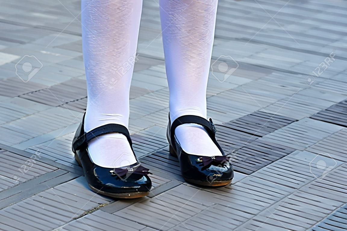 黒の靴と白タイツの足を女子高生の写真素材・画像素材 Image 63400104