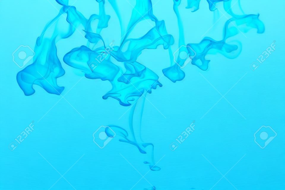 Inchiostro blu in acqua, colpo artistico, fondo astratto