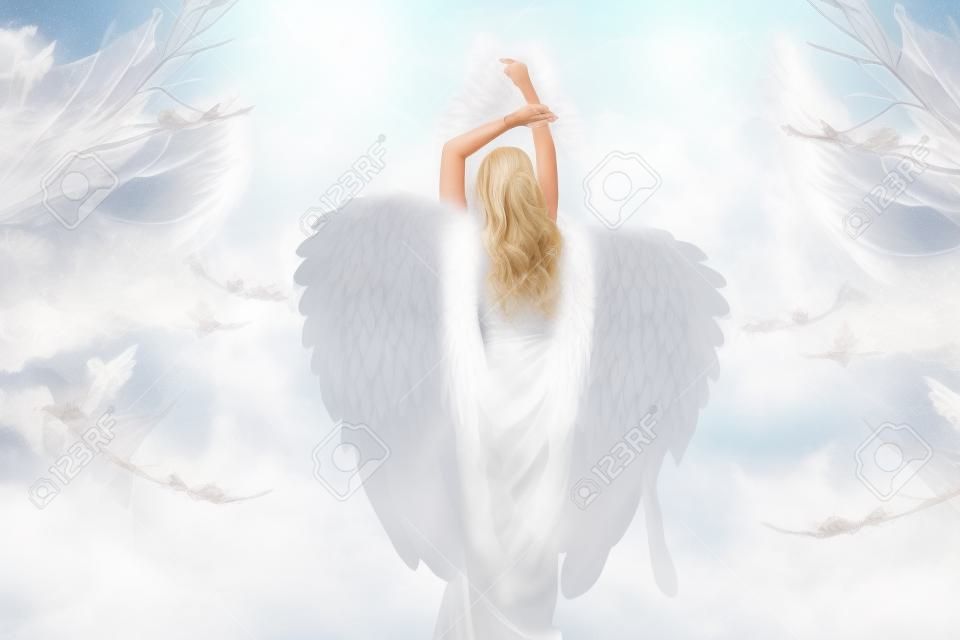 Bellissima giovane donna con gigantesche ali d'angelo bianche
