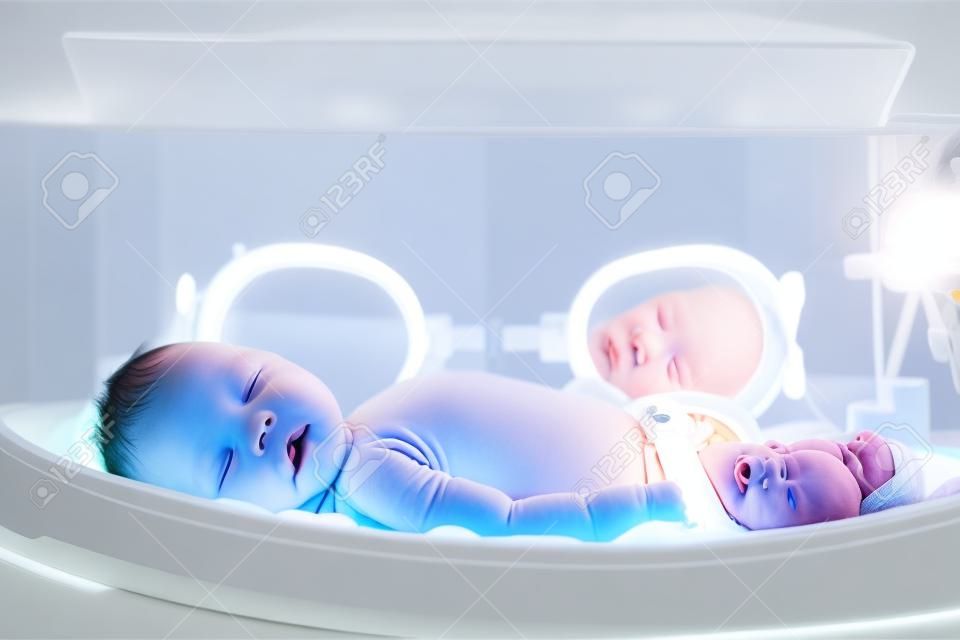 Bebé Recién Nacido Conseguir La Terapia De Luz En La Incubadora De