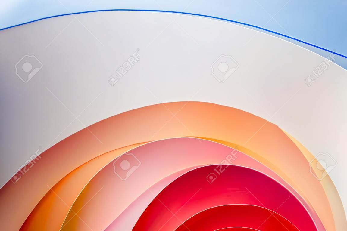 Fotografia di sfondo - fogli contorti multicolori con una sfumatura.