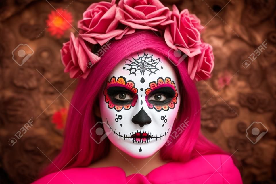 Day of the Dead, Skull Mask. Sztuka piękna kobieta twarzy malowane jako tradycyjny dzień zmarłych, różowe kwiaty na głowie. Wolne miejsce na zdjęcie, gratulacje. Dobry dla karty Halloween, obecny, banner