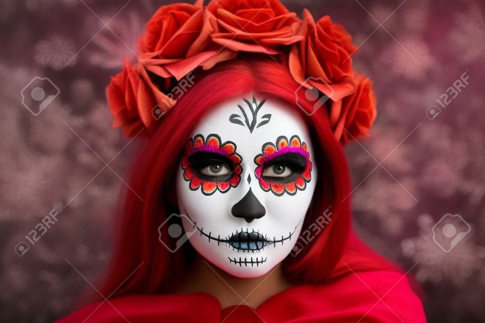 Giorno dei Morti, Skull Mask. Art donna bella faccia dipinta come una tradizionale giorno dei morti, fiori rosa sulla testa. Posto libero sulla foto per le congratulazioni. Buon per carta di Halloween, presente, bandiera