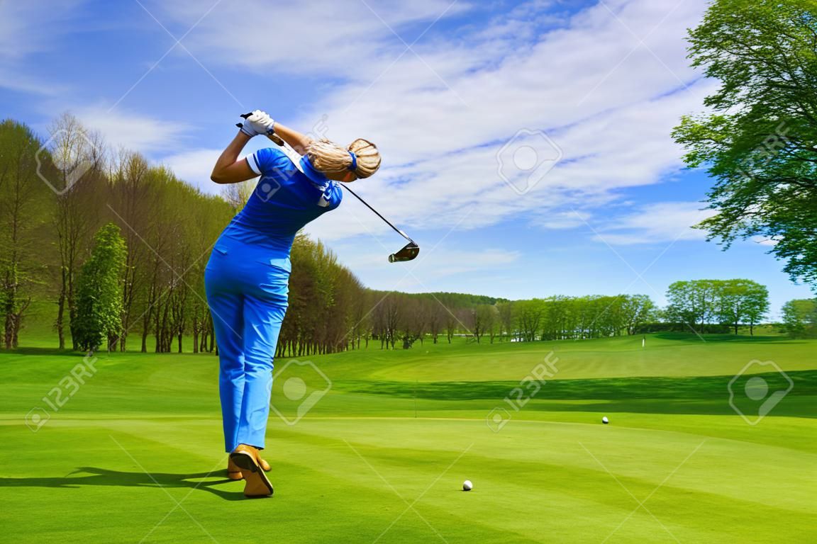 Kobieta Player Golf trafienia przez żelaza z torami