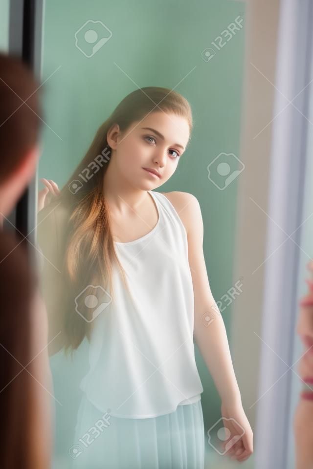 십대 소녀의 거울에 반사