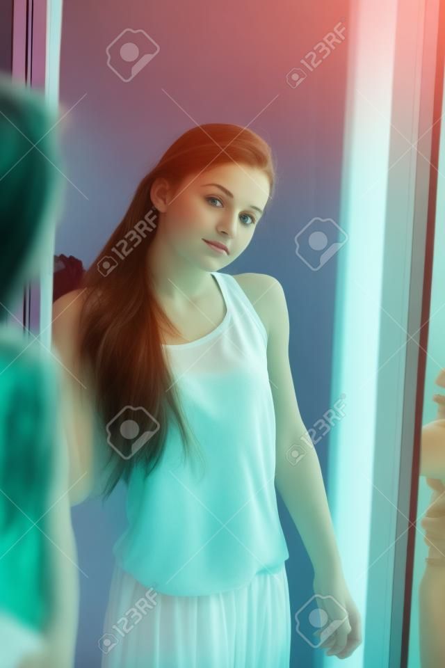 Reflectie in spiegel van tienermeisje