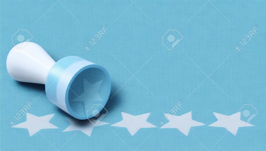Selo de borracha sobre o fundo de papel com cinco estrelas impressas nele. imagem do conceito para a ilustração da experiência de cliente elevada e do nível de qualidade