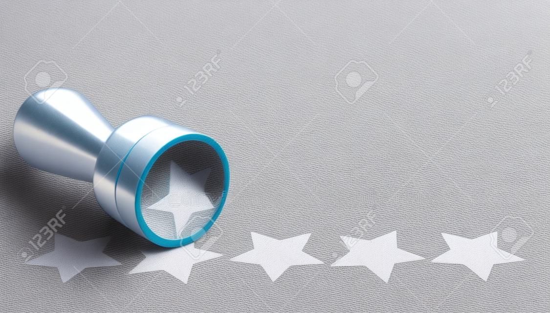 Carimbo de borracha sobre o fundo de papel com cinco estrelas impressas nele. imagem do conceito para ilustração de alta experiência do cliente e nível de qualidade