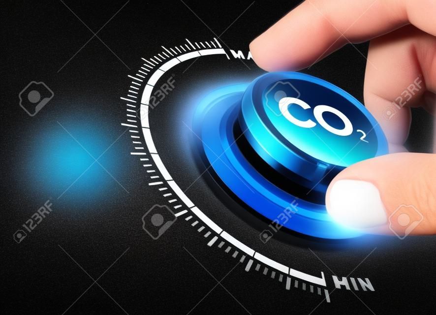 男子轉動碳二氧化物旋鈕以減少排放。減少或去除二氧化碳的概念。在手攝影和3D背景之間的綜合圖像。