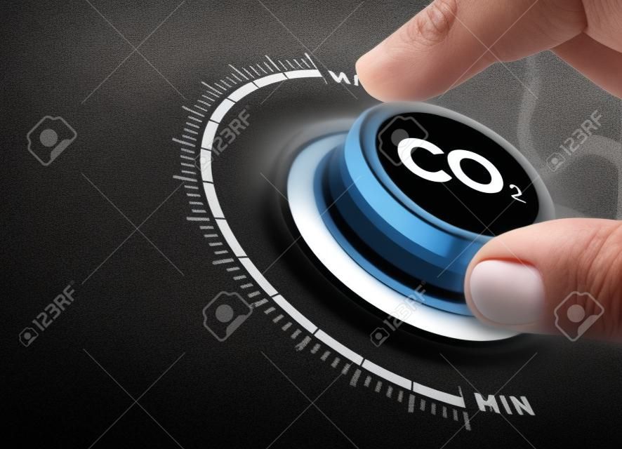 男子轉動碳二氧化物旋鈕以減少排放。減少或去除二氧化碳的概念。在手攝影和3D背景之間的綜合圖像。
