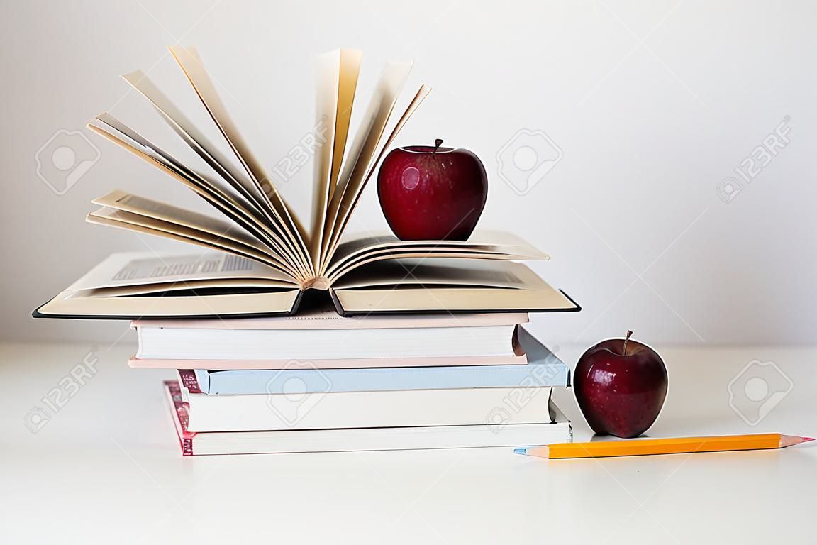 Apple y libros aislados en un fondo blanco